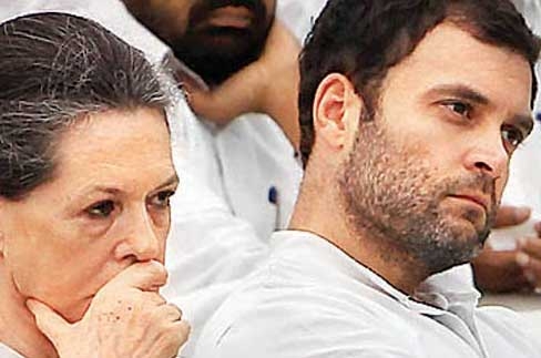 India. Sonia Ghandi e figlio in tribunale per irregolarità finanziarie. Libertà provvisioria