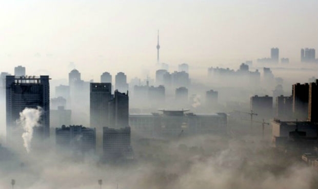 Pechino avvolto dallo smog. Cancellati 200 voli