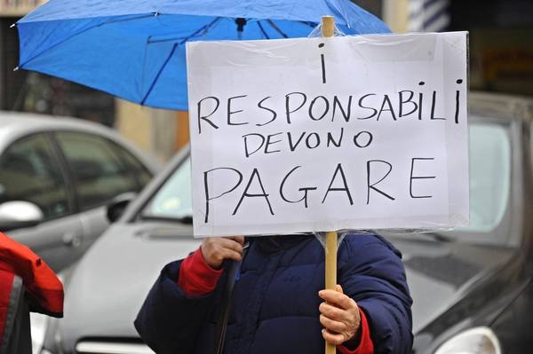 Banche: protesta dei risparmiatori davanti Bankitalia