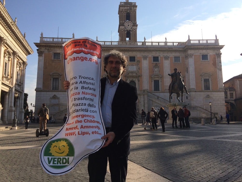 Roma. I verdi consegnano 4mila firme per #Befanasolidale in Piazza Navona