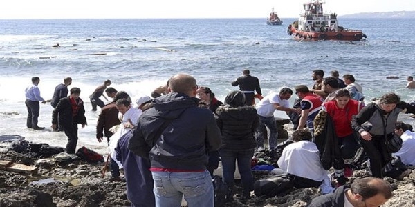 Migranti. Donne gettate in mare dagli scafisti. Rinvenuto cadavere sulle coste pugliesi