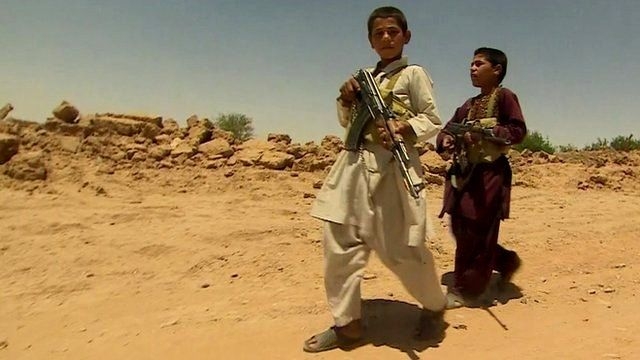 Bambini reclutati dai talebani per combattere
