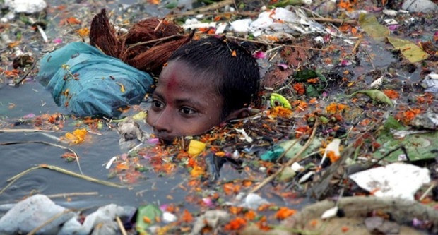 India: Gange inquinato da tonnellate di ceneri e corpi