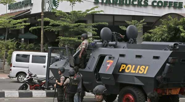 Jakarta: 3 kamikaze si fanno esplodere da Starbucks