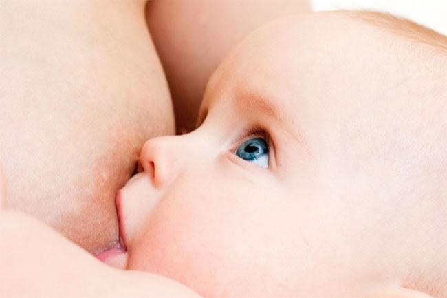 Salute: l’allattamento al seno salverebbe la vita a 800mila bimbi