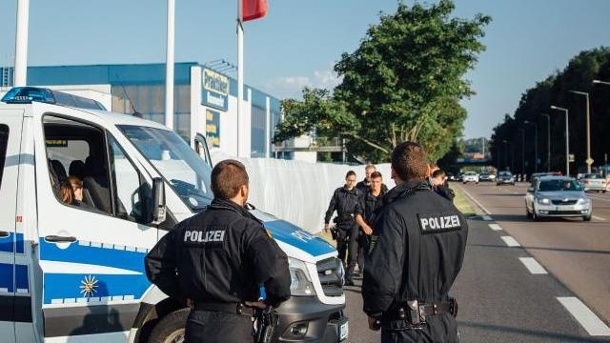 Germania: evacuato ufficio Merkel, la polizia analizza un pacco sospetto