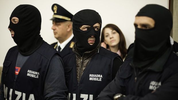 La mafia mette le mani sul recupero crediti, 16 arresti a Catania