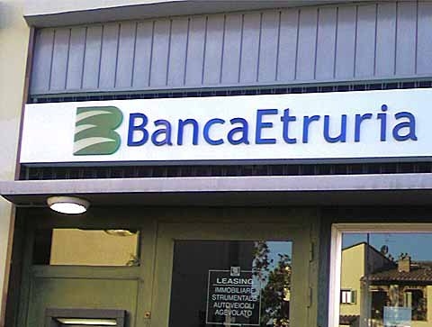 Bomba davanti alla filiale di Banca Etruria