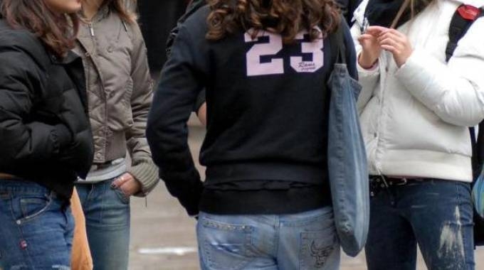 Studentesse minorenni si prostituivano a scuola per pochi euro