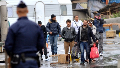 Francia: evacuato il piu’ grande campo Rom di Parigi