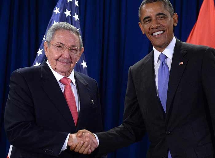 Cuba, stretta di mano tra Obama e Castro