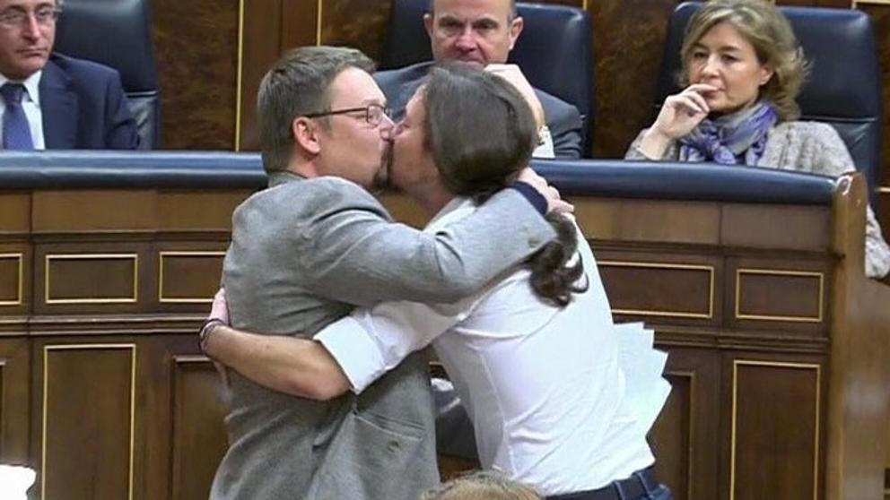 Il bacio in bocca in Parlamento infiamma la Spagna