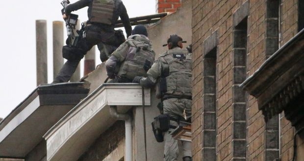 Attentati in Belgio. 6 persone arrestate. La caccia continua