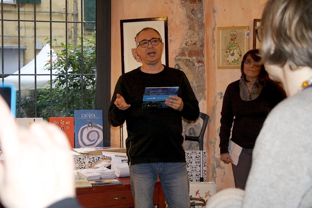 Nelle foto, Roberto Malini presenta “Le stelle nella risaia”; la libreria di Genova “L’albero delle lettere”.