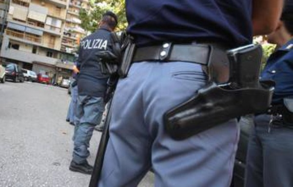 Droga, denaro e pistola in casa. Arrestato dalla Polizia 52enne romano