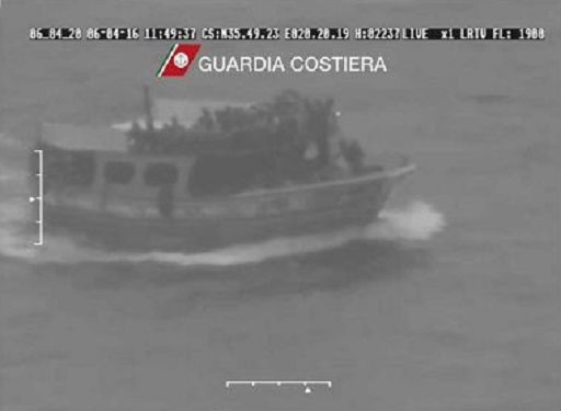 Guardia Costiera soccorre oltre 300 migranti nel Canale di Sicilia