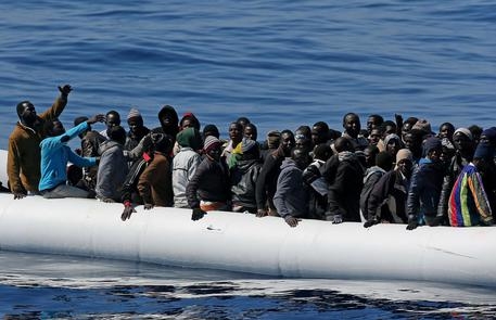 Migranti: gommone con cadaveri;superstiti,eravamo 140 a bordo