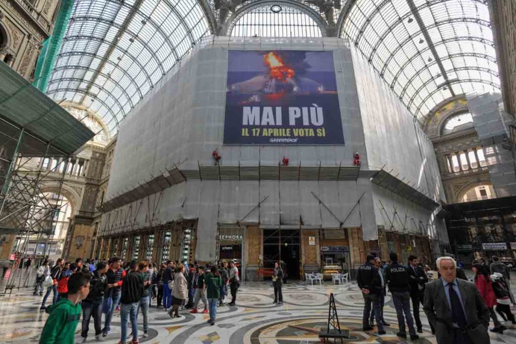 Referendum trivelle. Blitz di Greenpeace a Napoli. LE FOTO