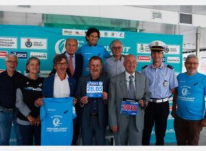 Nella fotografia: in alto da sinistra il Presidente del Venicemarathon Club Piero Rosa Salva, il segretario generale Lorenzo Cortesi, il vicepresidente Stefano Fornasier. Sotto si riconoscono Daniela Donadello, Assessore al Turismo Comune di Jesolo, Enni