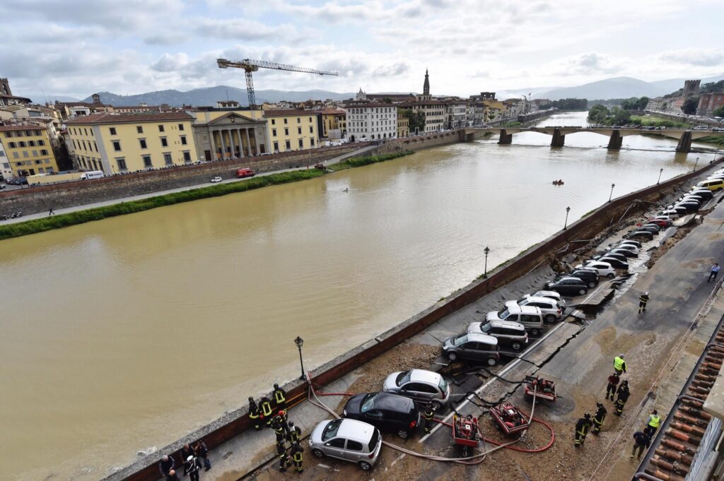 Firenze sprofonda. M5S: “Con essa le politiche di privatizzazione di Renzi e di Firenze”