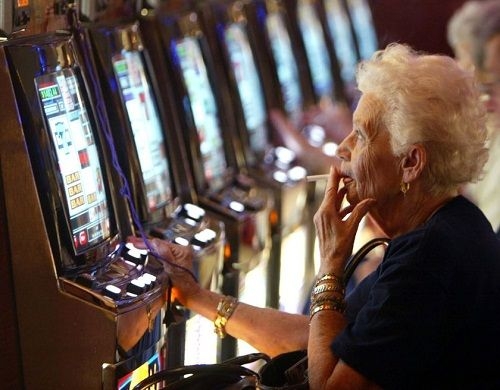 Bagnasco: il gioco d’azzardo rovina le famiglie, spinge al suicidio