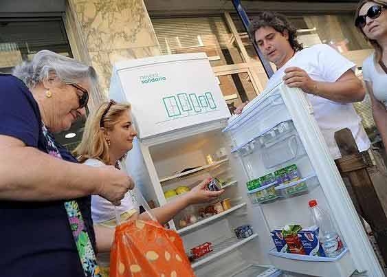 L’argentina apre “il frigorifero sociale”, solidarietà con i senza tetto
