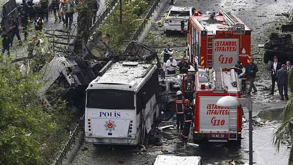 Turchia. Autobomba contro bus della Polizia, 11 morti