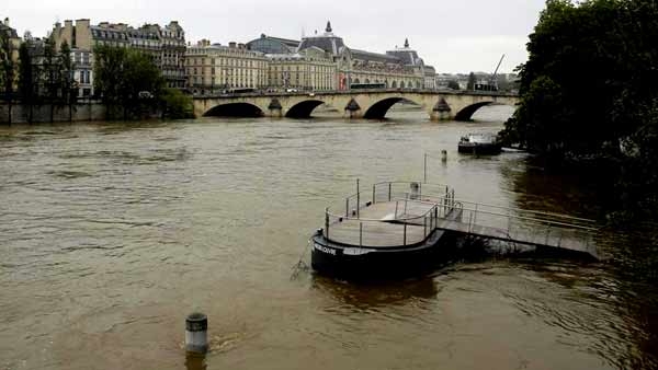 Francia: ancora allerta maltempo. Si teme per opere Louvre