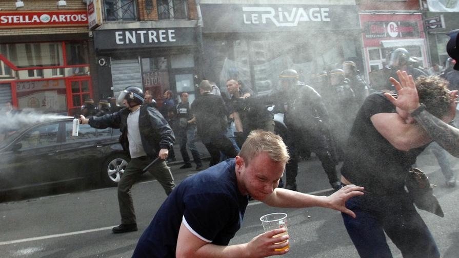 Euro 2016. La tifoseria vergogna calcio, scontri a Lille,36 arresti