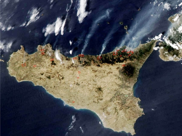 Sicilia in fiamme, ancora focolai. E’ ancora emergenza