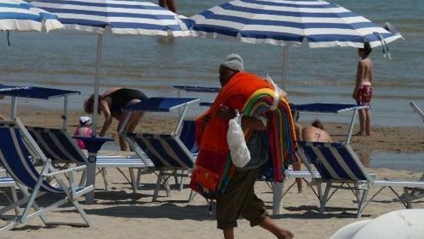 Ostia. Fingeva di essere un ambulante, ma vendeva droga. Arrestato