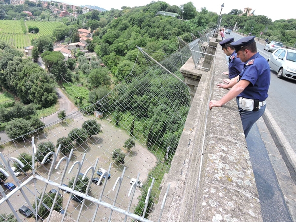 Roma. Salvato dagli agenti, mentre tenta di suicidarsi dal ponte di Ariccia