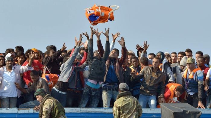 Migranti: nella notte 810 persone sbarcano a molo Salerno