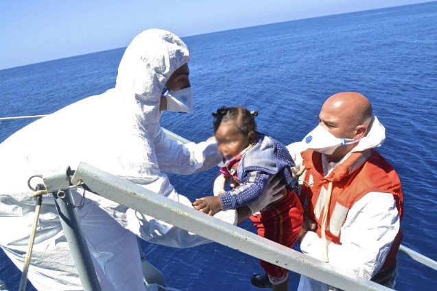 La Marina ha soccorso in 24 ore 734 migranti nel Canale di Sicilia