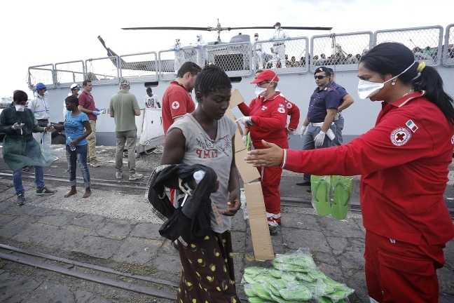 Migranti: 336 sbarcati a  Reggio,  caso sospetto di tubercolosi