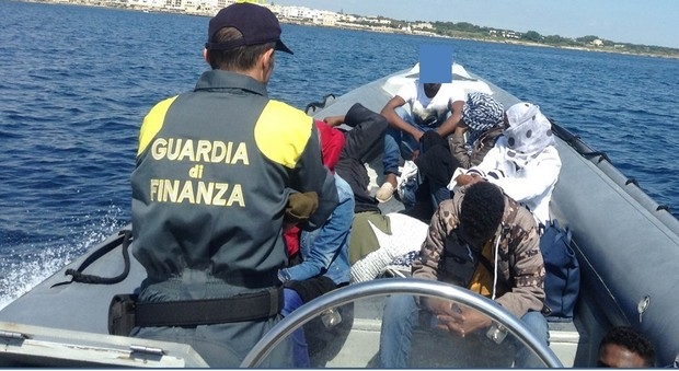 Bloccato veliero di migranti in Puglia. Arrestati i due scafisti
