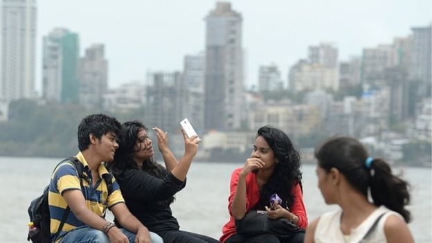 India: cinque studenti affogano mentre si fanno un selfie