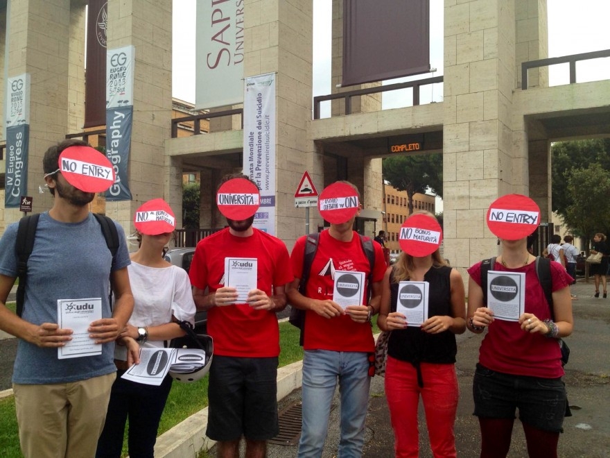 Università, oggi test medicina: gli studenti protestano davanti ospedali
