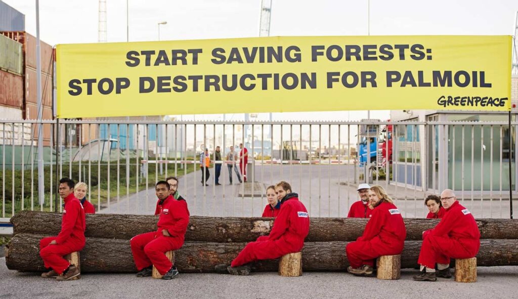 Greenpeace blocca nave carica di olio di palma. LE FOTO