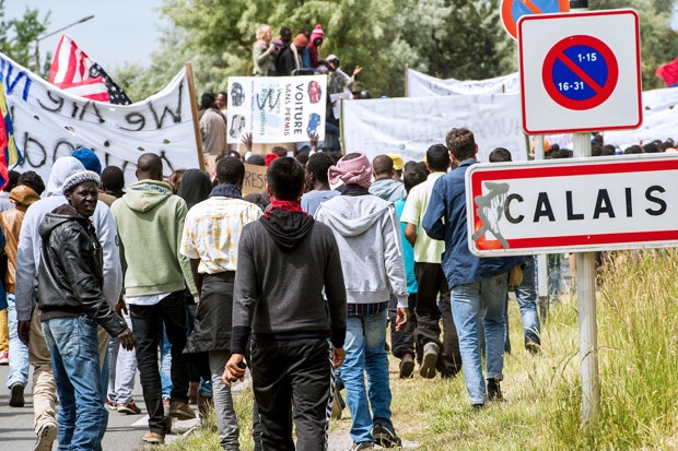 Migranti. A Calais manifestazione contro i muri