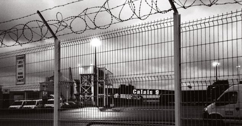 Migranti. La Gran Bretagna costruira’ un grande muro a Calais