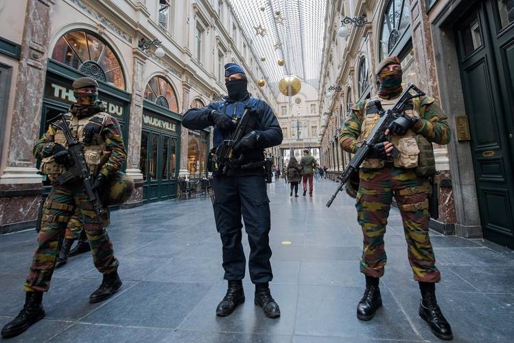 Bruxelles: poliziotti accoltellati, e’ atto terrorismo