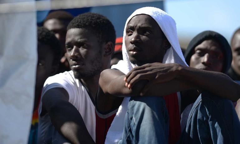 Sbarcano oggi 4292 migranti in vari porti, 18 i morti