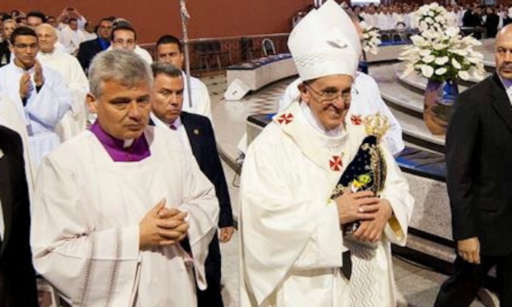Nella foto, Padre Konrad con Papa Francesco: persino il cibo donato da loro viene distrutto durante gli sgomberi