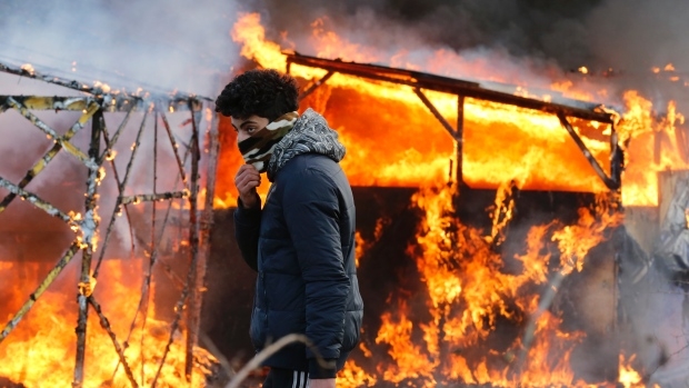 Tensioni a Calais, i profughi danno fuoco alla Jungle