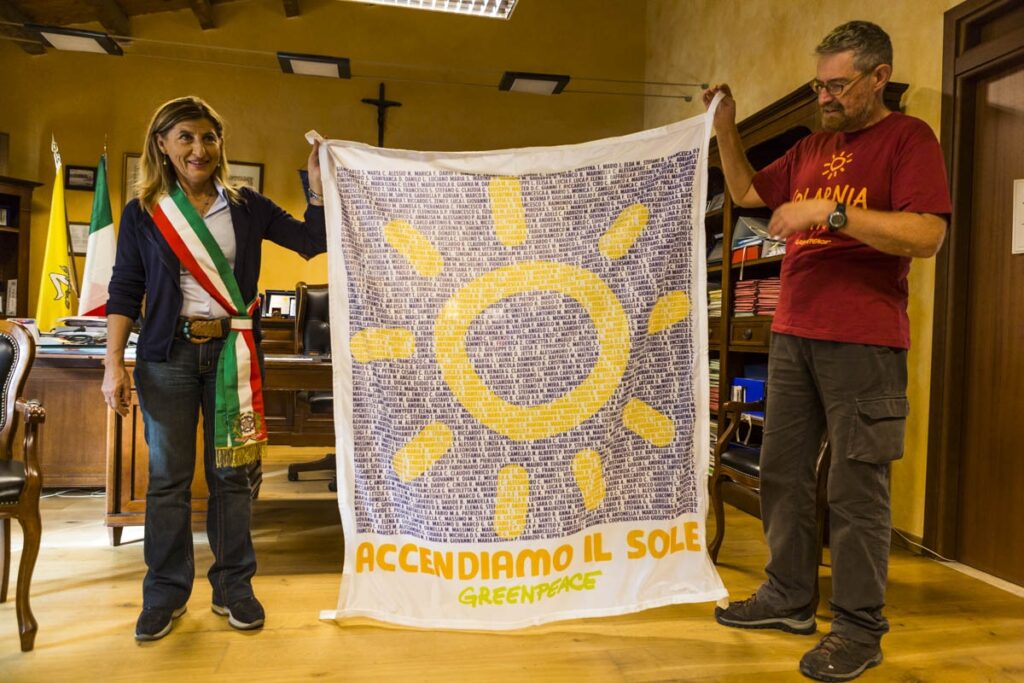 Greenpeace. La Rainbow Warrior porta i pannelli solari a Lampedusa