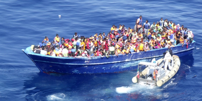 Migranti, barca bloccata nel canale d’Otranto, arrestati i due scafisti