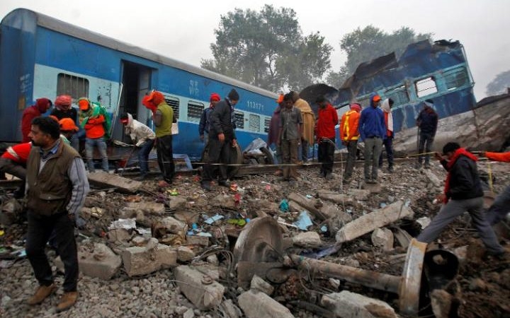 India, disastro ferroviario, 142 morti