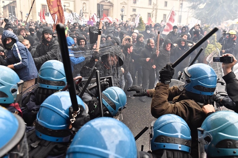 Leopolda, scontri a Firenze tra polizia a corteo anti-Renzi