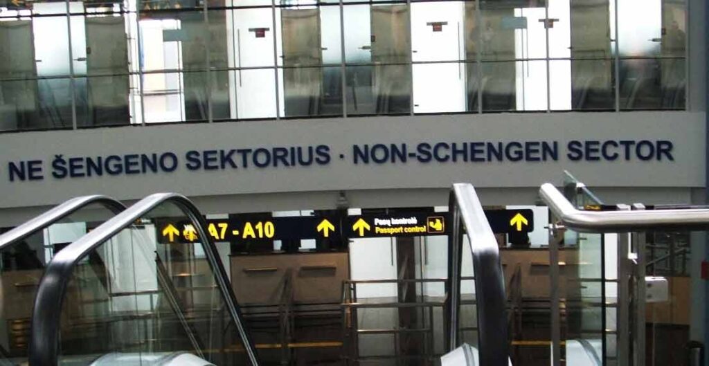 Ue, tassa di 5 euro per i turisti che arrivano in zona Schengen